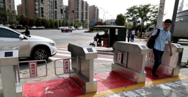 武漢一路口設立人行道閘機